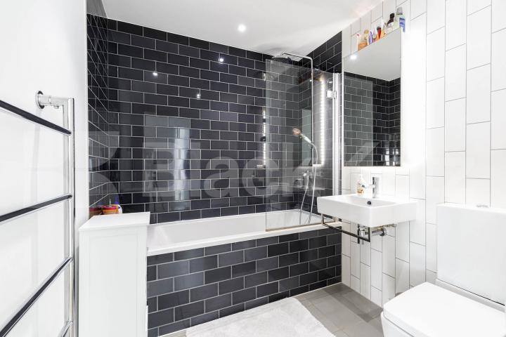 Beautiful 2 bed 2 bath in the popular development in Royal Wharf Admiralty Avenue, Royal Wharf